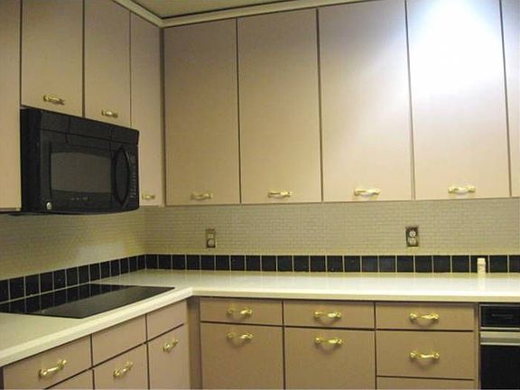 Kitchen w/Euro-style cab