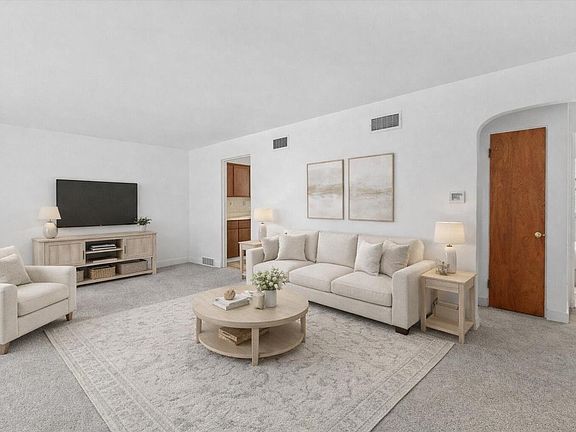 3rd image of 821 Lombard AVENUE