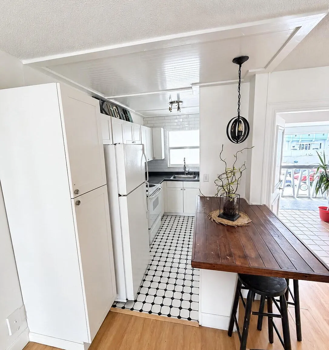 2 bed, 1.0 bath, 698 sqft, $2,000 — Photo 2