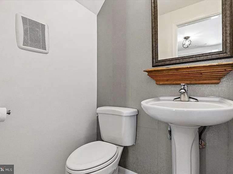 38 Robert Rd — Photo 11