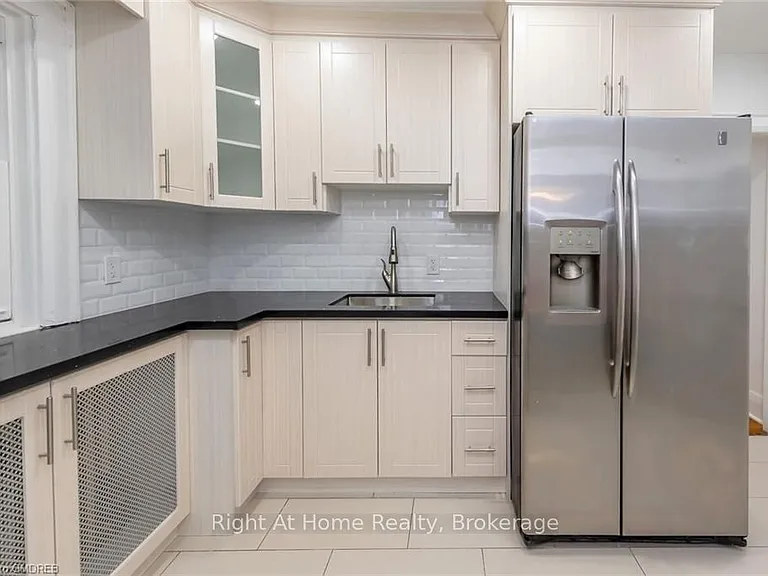 104 Longwood Rd S #2-1 — Photo 9