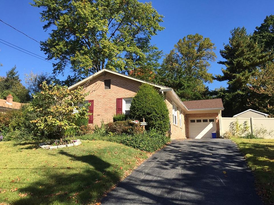 Brick exterior on quiet cul-de-sac