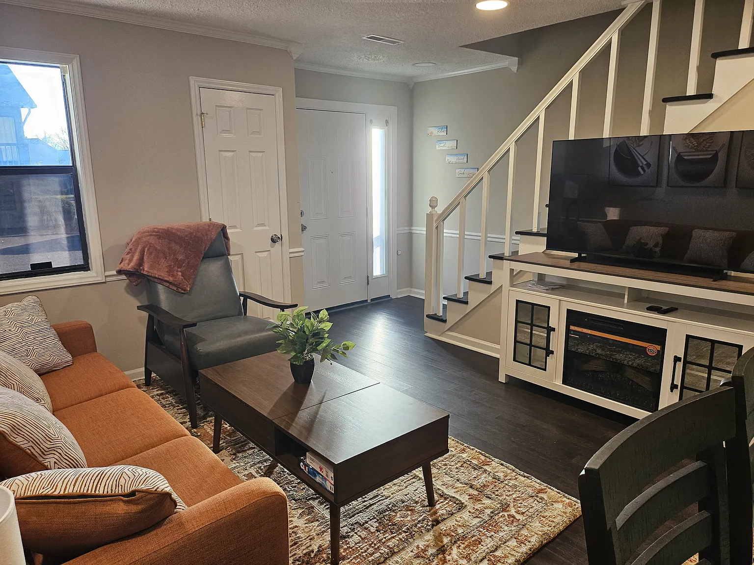 2 bed, 1.5 bath, 1042 sqft, $2,100 — Photo 1