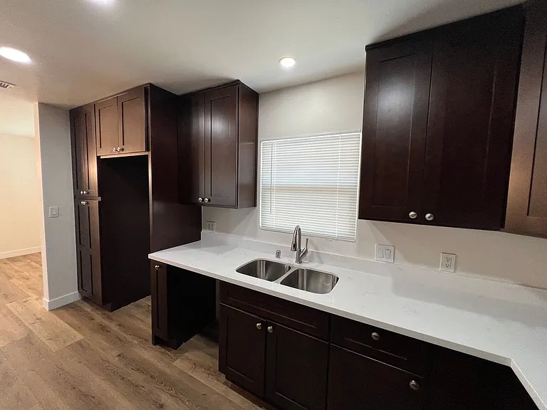 516 E St — Photo 9
