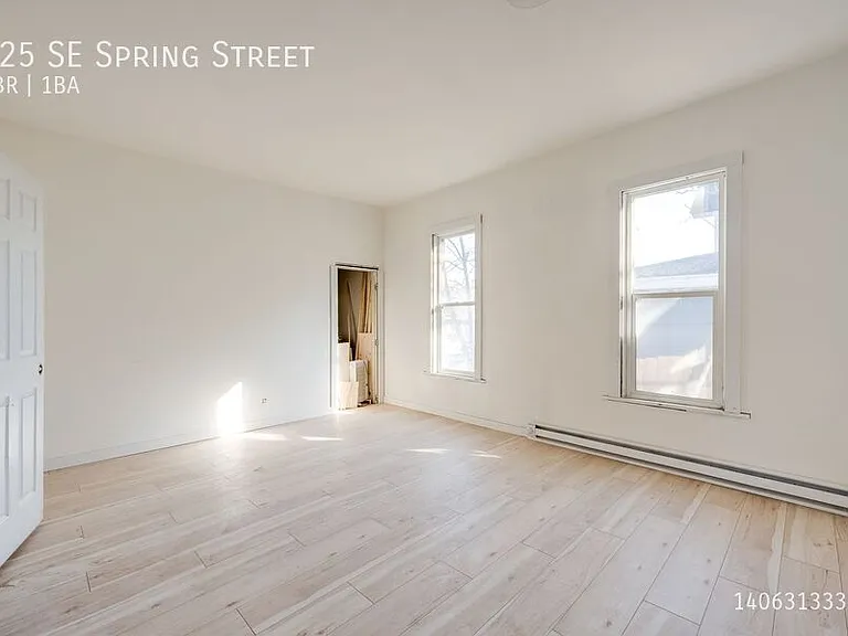 225 SE Spring St — Photo 3