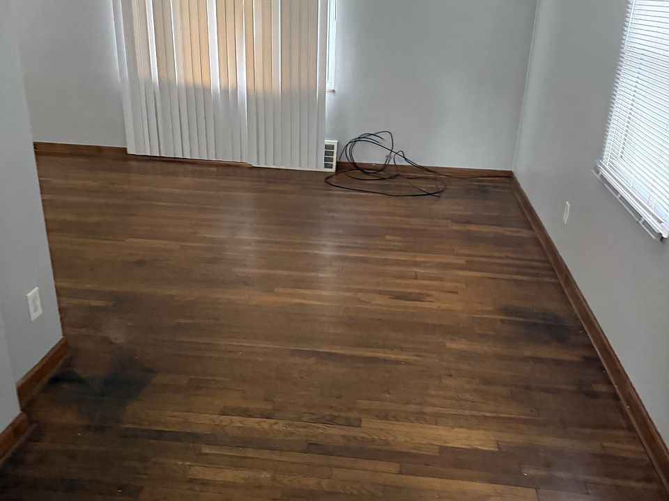 1st image of 225 E 218th St