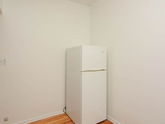 4th image of 540 W Wellington Ave APT 2