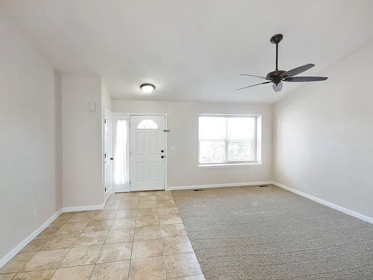 1194 Eagle Dr — Photo 2