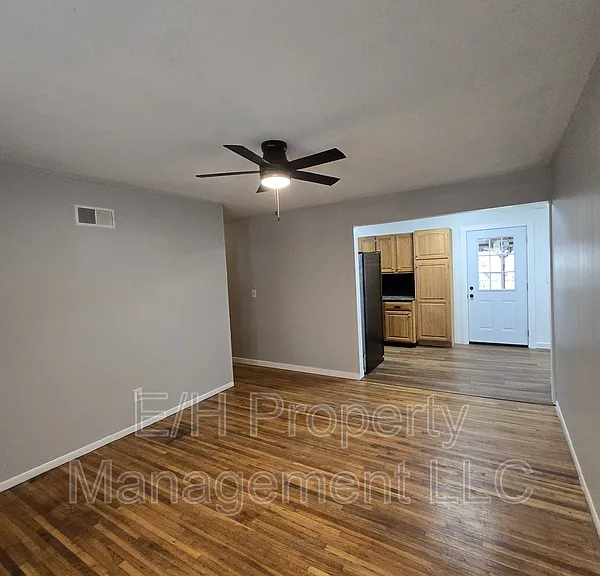 1121 E Luther St — Photo 3