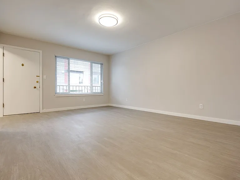 14th Ave Apartments — Photo 9