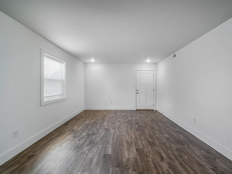 Montclair Point Condominiums — Photo 4