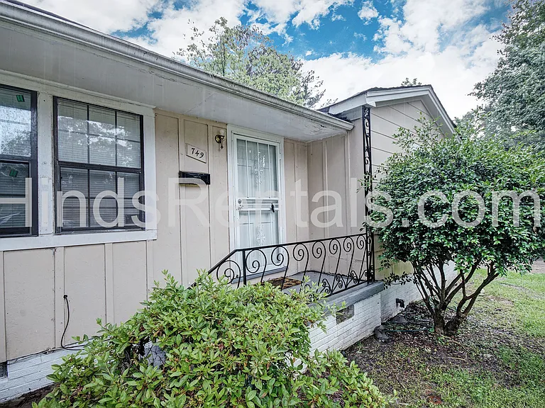 Montclair Pl — Photo 1