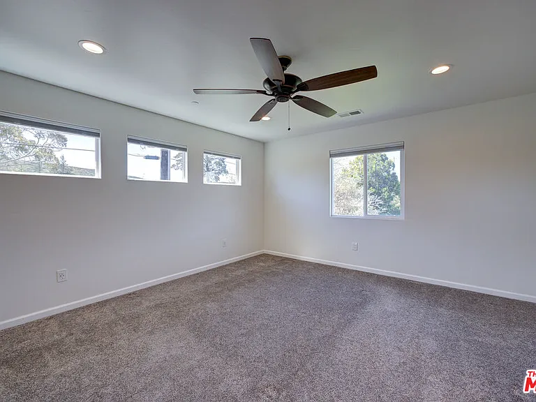585 Branch St — Photo 11