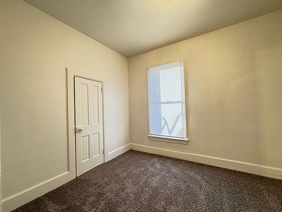 4th image of 828 W Mountain Ave