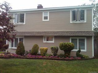 5 TRUMPET Lane, Levittown, NY 11756