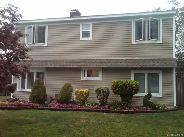 5 TRUMPET Lane, Levittown, NY 11756