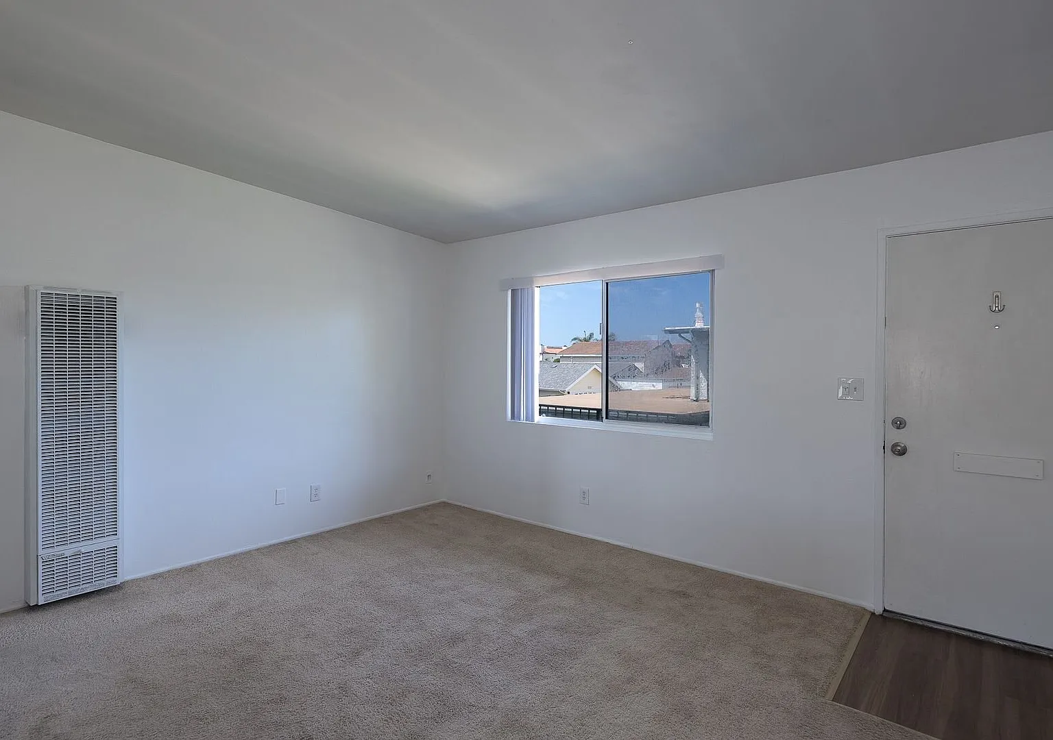 2 Bedroom + 1 Bathroom Apartment | Oxnard Shores | Unfurnished — Photo 4
