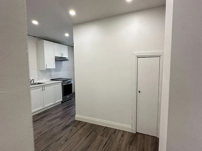 565 Yonge St #4 — Photo 5