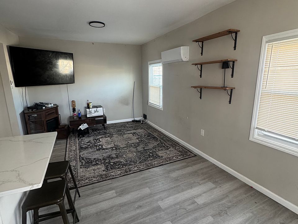 1st image of 570 Forest Ave #1