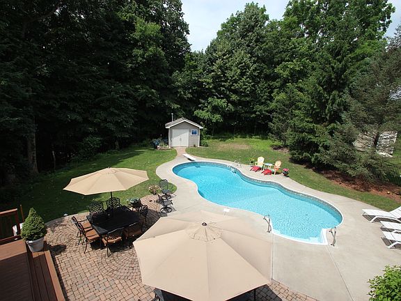 3rd image of 19 Country Meadow Dr