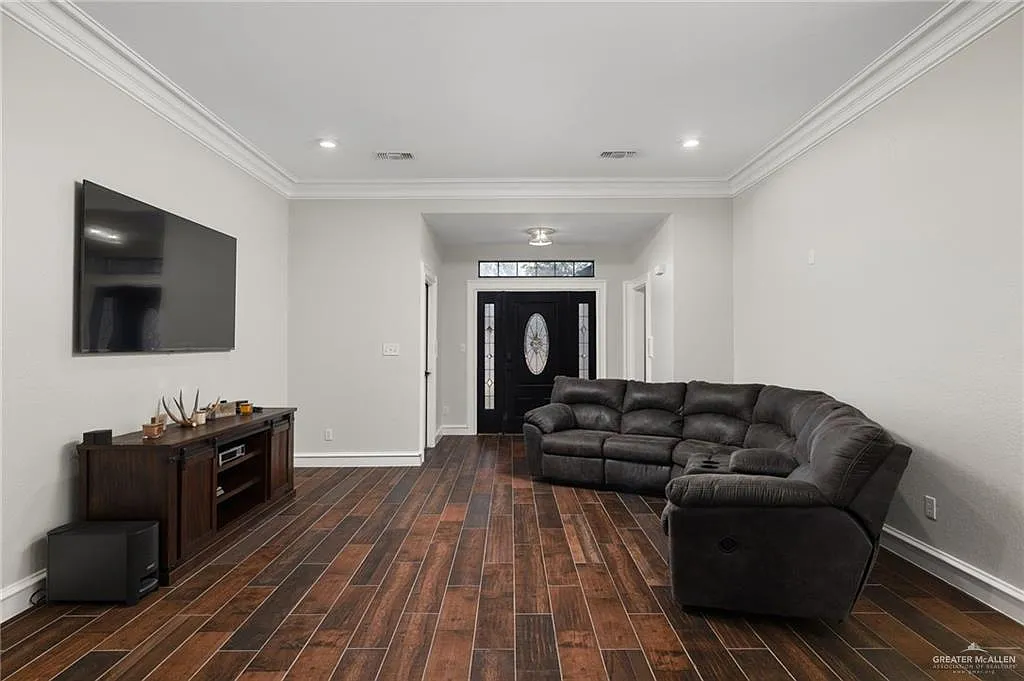 3 bed, 2.5 bath, 1888 sqft, $2,400 — Photo 2