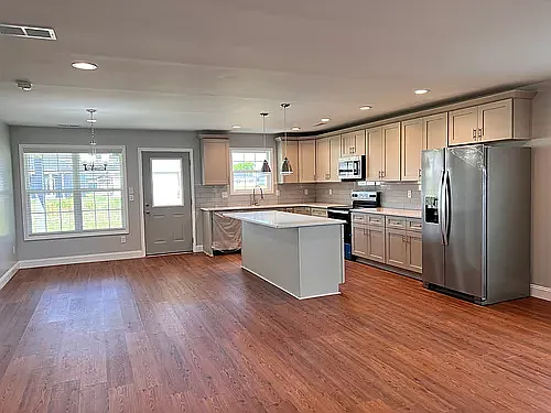 Kitchen and dinning areas.
A large island
Quartz Countertops.
Stainless appliances.
Open floor design.
