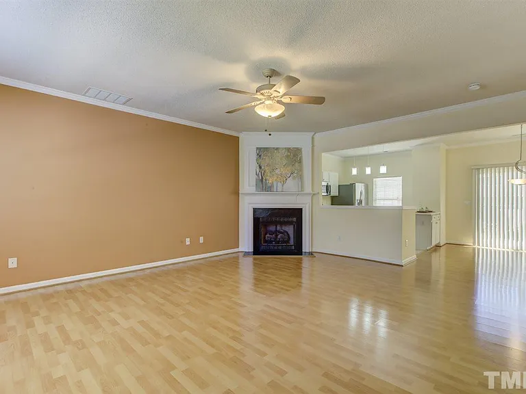 100 Parklane Dr — Photo 2