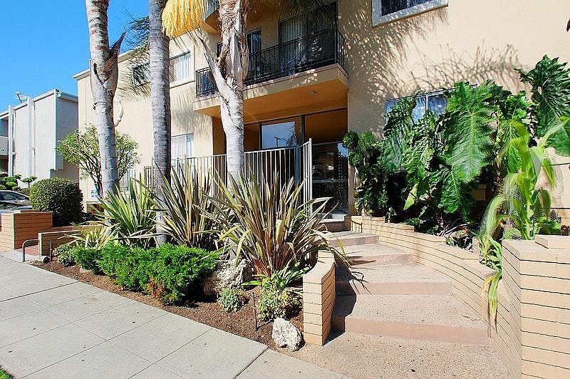 1st image of 1640 Barry Ave APT 11