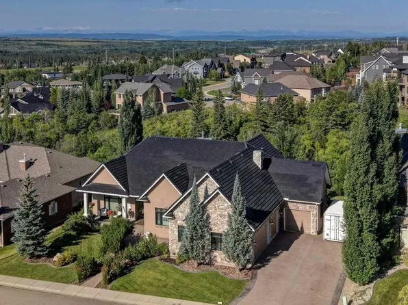 206 E Fortress Mnr SW, Calgary, AB T3H 4Z2