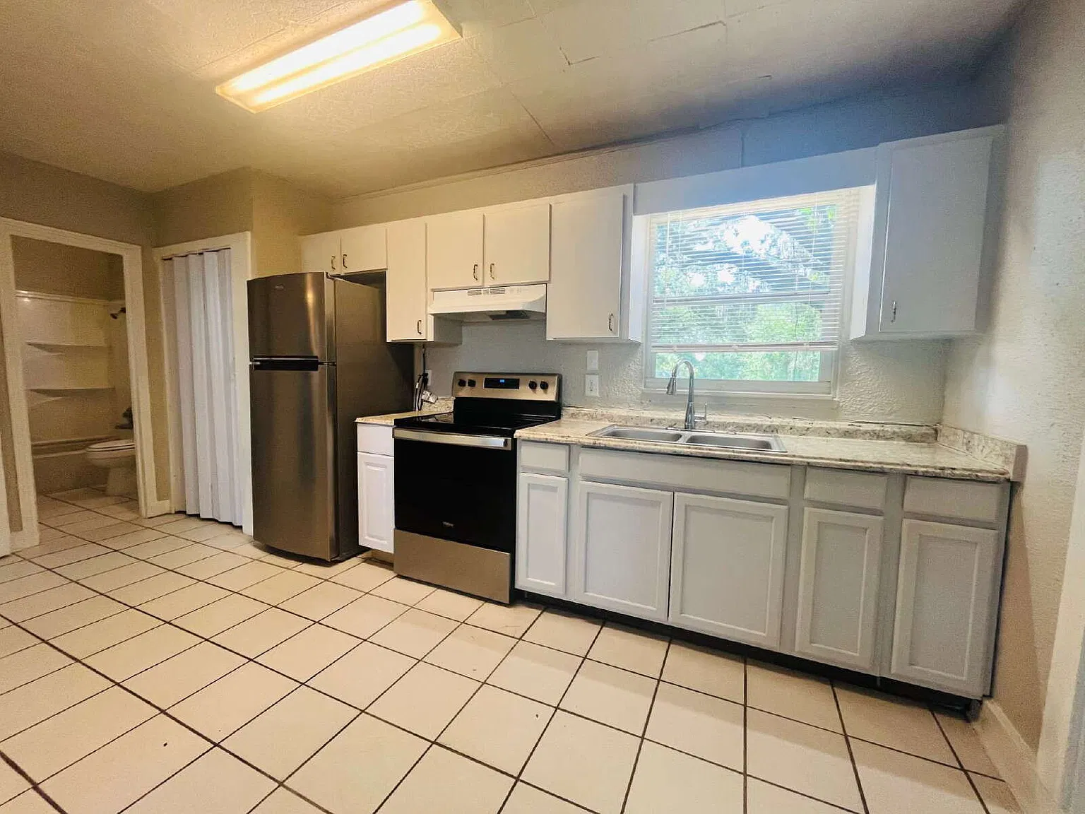 2 bed, 1.0 bath, 687 sqft, $1,350 — Photo 2