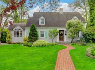 150 Lagoon Blvd, Massapequa, NY 11758