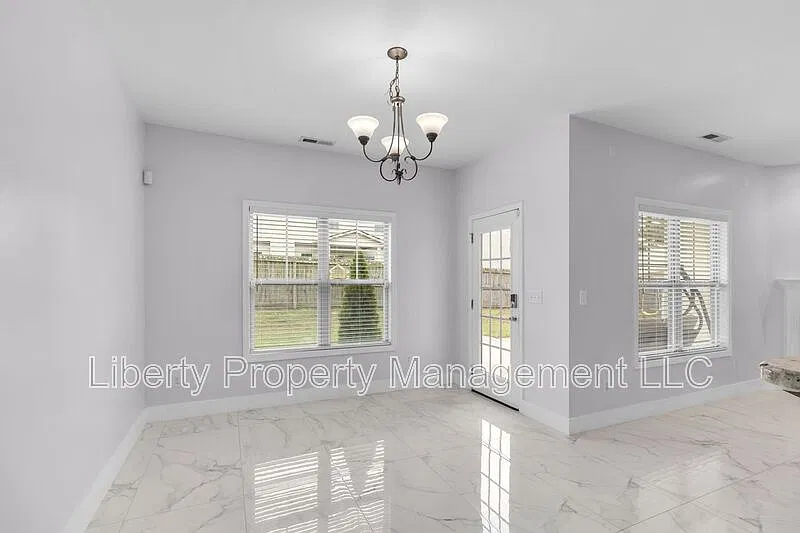 4 bed, 3.0 bath, 2304 sqft, $1,950 — Photo 4