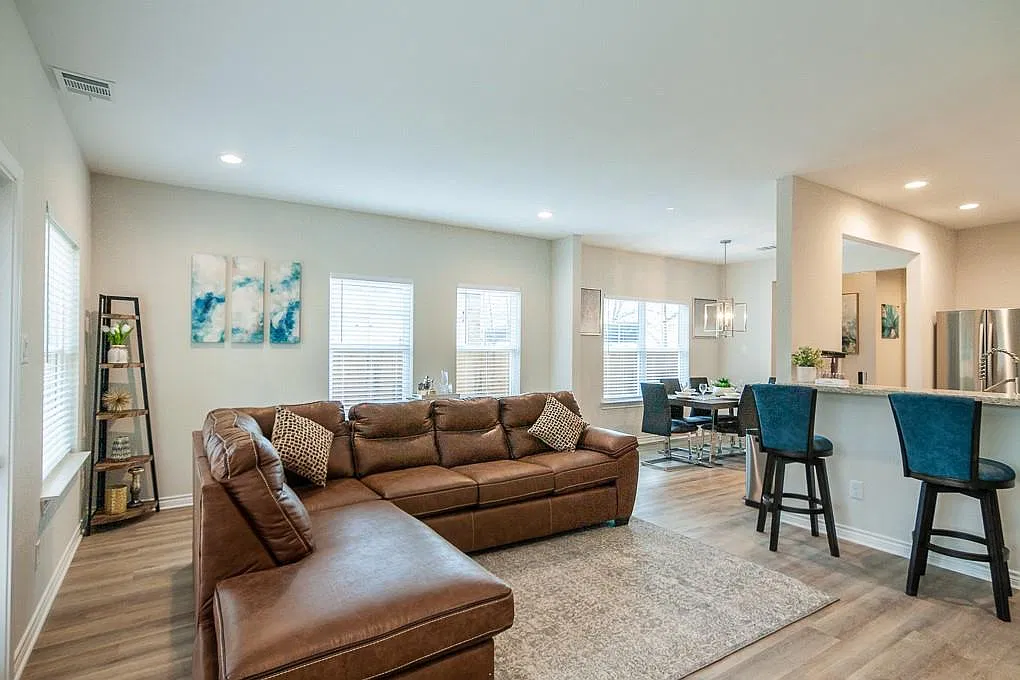4 bed, 3.0 bath, 2092 sqft, $2,550 — Photo 4