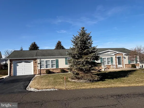 389 Thrush Ct W, New Hope, PA 18938