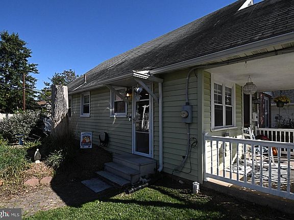4th image of 1113 W Mill St