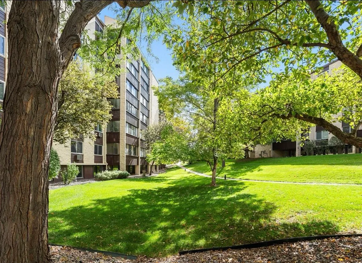 2 bed, 1200 sqft, $1,900 — Photo 3
