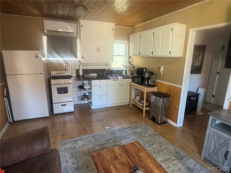 208 E Mountain View Blvd — Photo 5