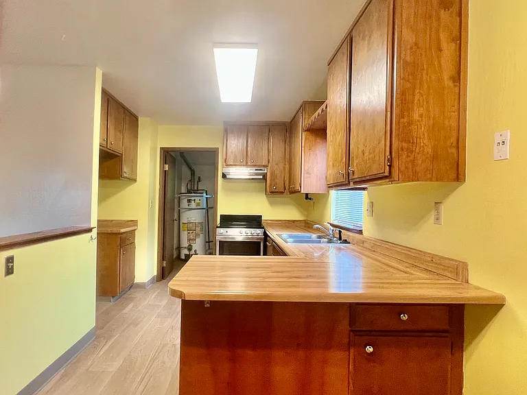 915 Clover Dr — Photo 6