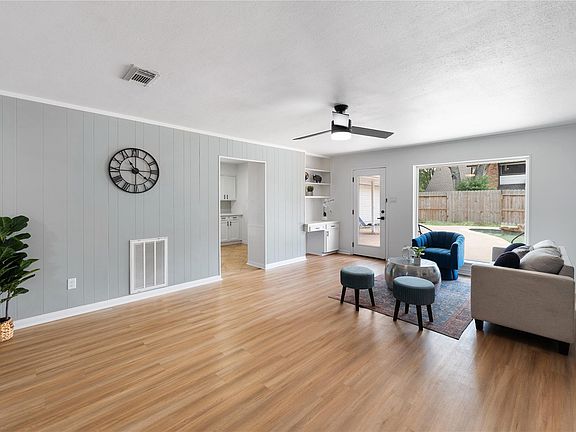 5th image of 207 Burgundy Ln