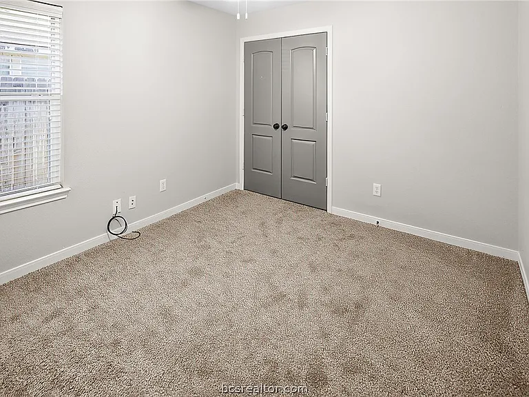 916 Crested Point Dr — Photo 16