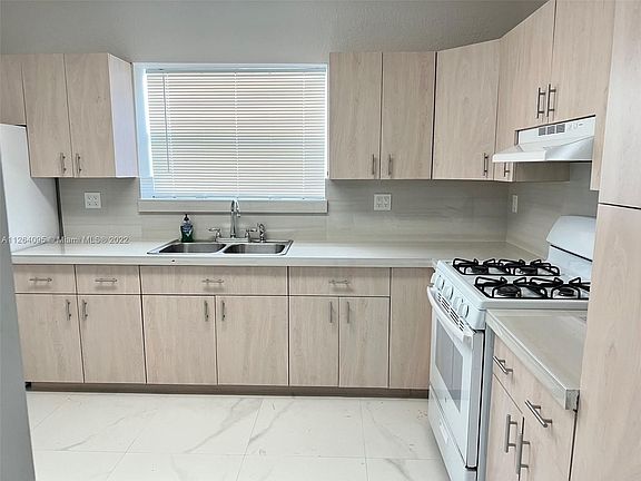 4th image of 601 W 51st Pl #601