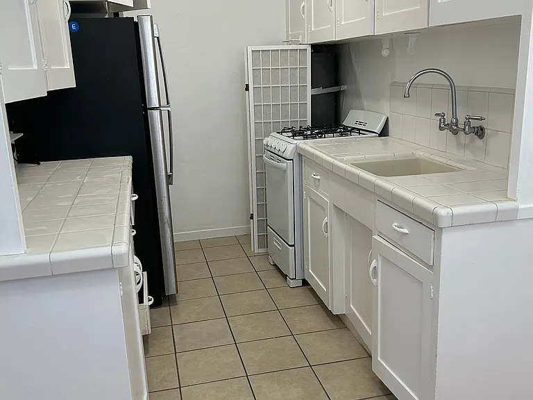 2435 De La Vina St #E — Photo 4