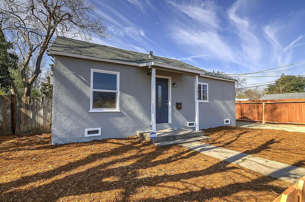 2573 Beaumont St photo 1
