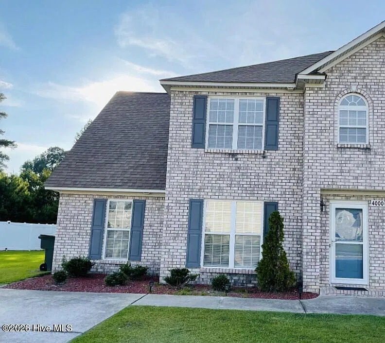 3 bed, 4.0 bath, $1,900 — Photo 1