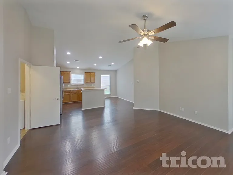 1145 Boxwood Dr — Photo 3
