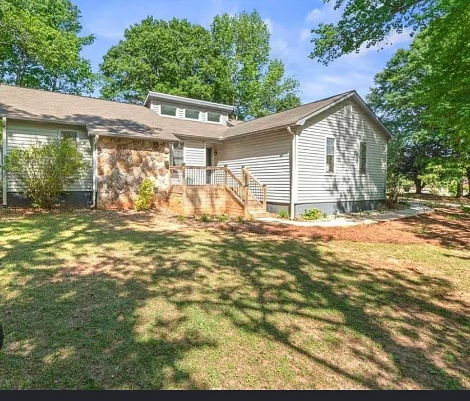 3 bed, 1704 sqft, $2,350 — Photo 1