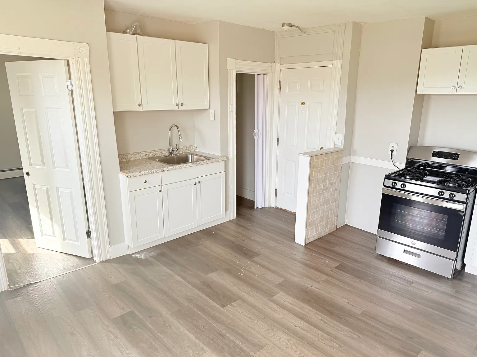2 bed, 950 sqft, $1,400 — Photo 2
