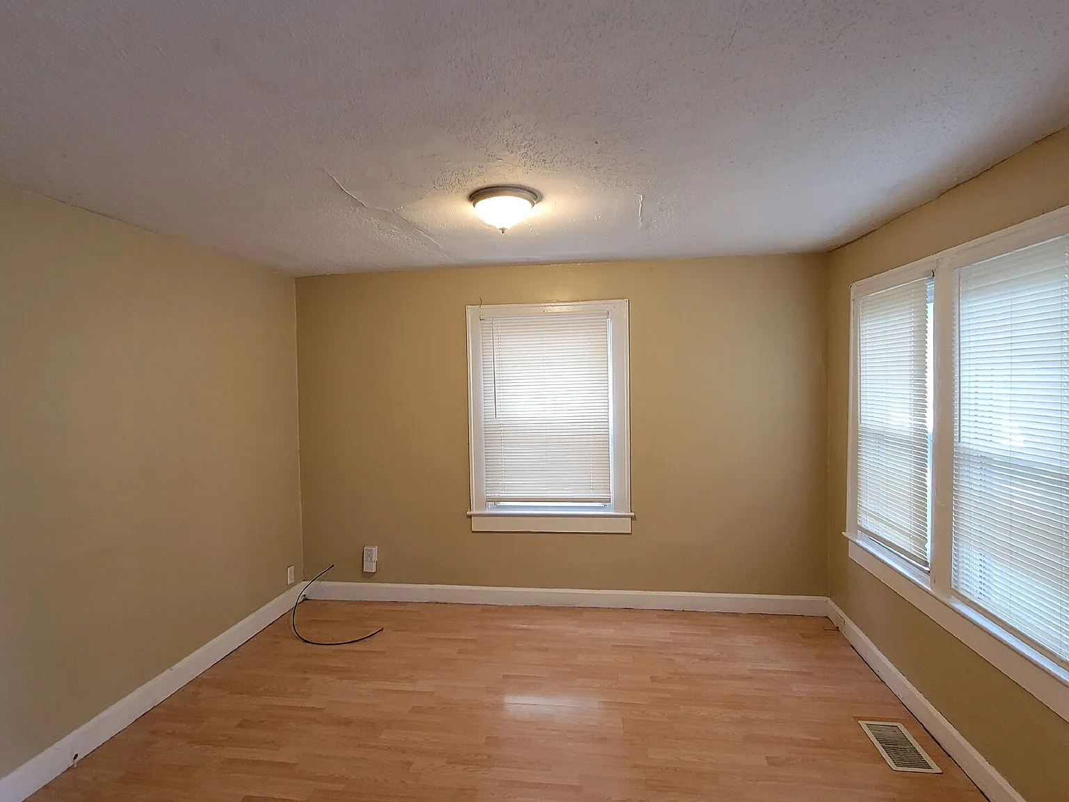 3 bed, 1.0 bath, $850 — Photo 2