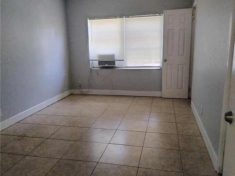 242 SE Park St #2 — Photo 4