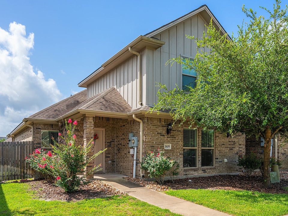 3906 Haverford Rd, College Station, TX is located in the University Heights Subdivision just a few steps away from the community swimming pool. It is a 4 bed 4 bath townhome with 1800 Sq Ft and has a fenced yard and a 2 car garage
